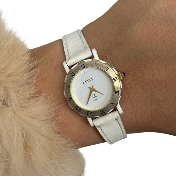 Vintage Gucci Quartz Movement gold with white Leather Strap Ladies - Picture 1 of 10